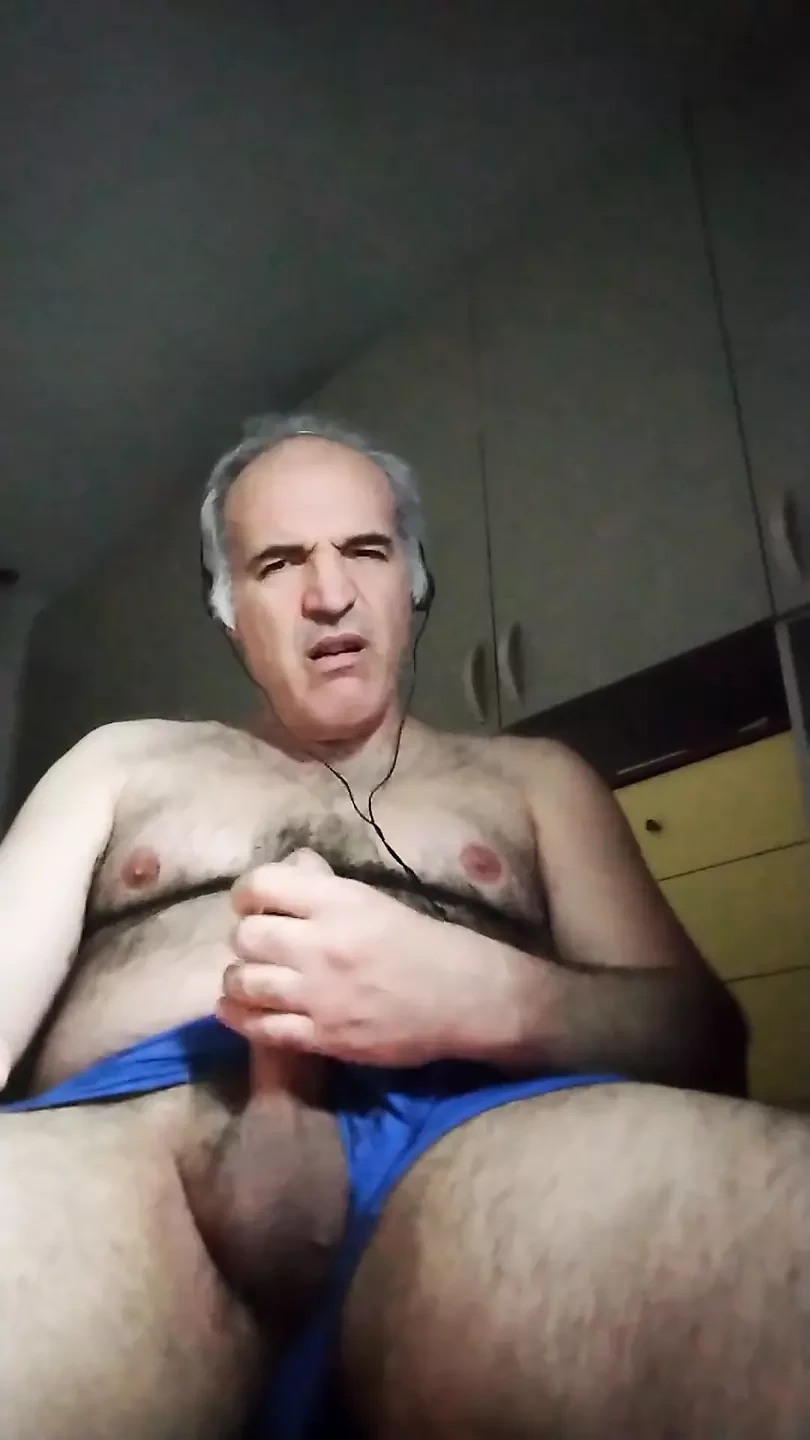 Îmi masturbez pula timp de două ore, în sfârșit am orgasm