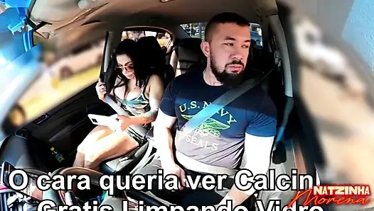 Минет в пробках: Брюнетка показывает грудь и сосёт всё в машине