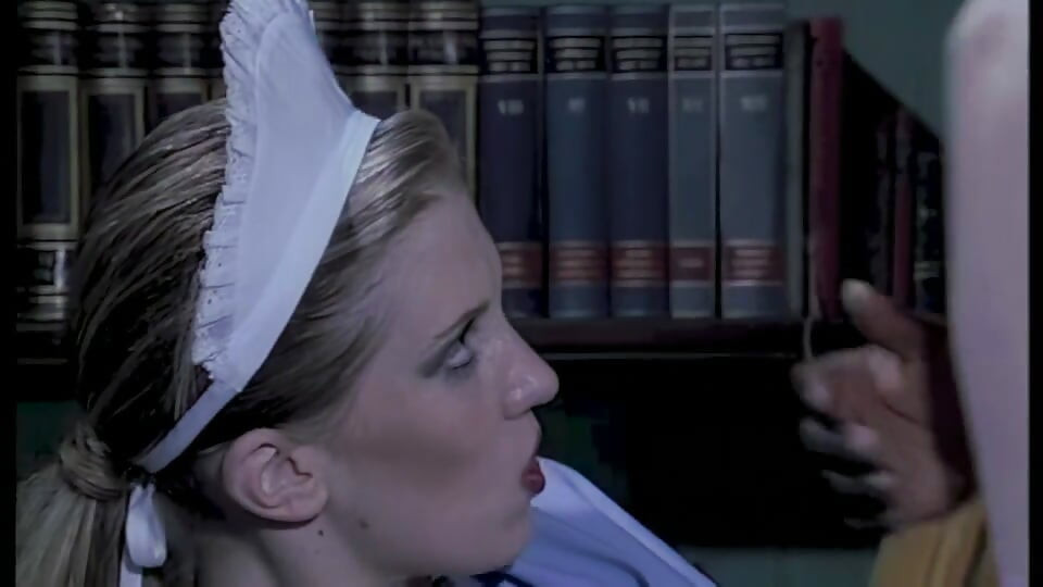 Pembantu rumah itu hanya menunggu zakar hitam besar untuk pantatnya