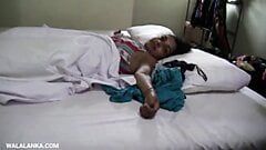 Pasangan panas Sri Lanka berkongkek di atas katil dan memancut mani dalam pepek