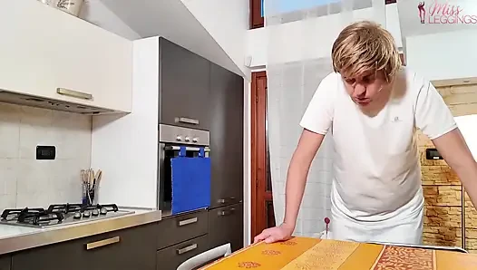 Die verwirrte Stiefmutter versteht später, dass es nicht der Diener war, der ihr das Frühstück ins Bett brachte, sondern der jungfräuliche Stiefsohn