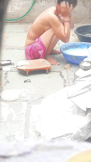 Thrilling moment from "Saw stepsister bathing in the open, stepsister looked very hot"