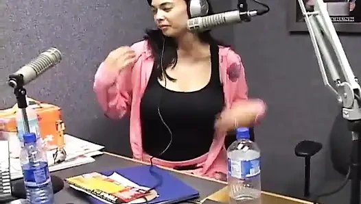 Wawancara Radio di Honolulu Menampilkan Tera Patrick