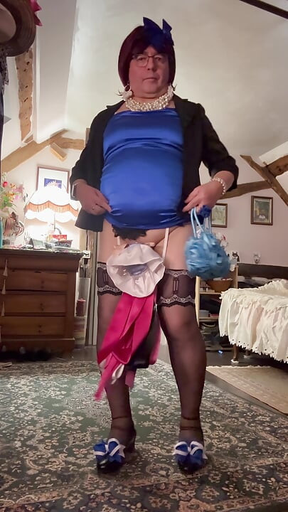 يرتدي فستانا أزرق صغيرا لقضاء أمسية في الخارج