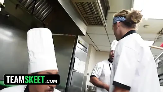 Bunny fae si cewek mungil di-gangbang sama semua kru dapur di restoran liar