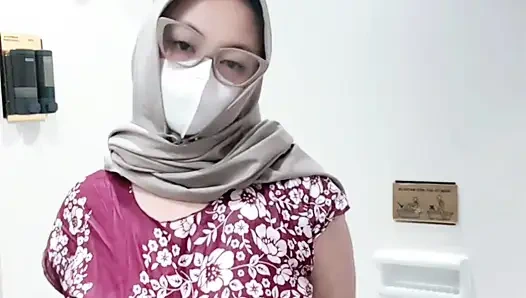 Batik elbiseli bir kızın çeşmesi