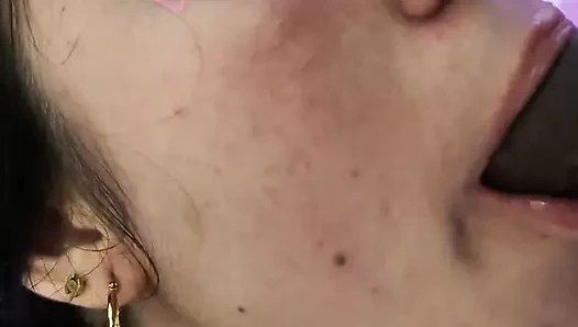 Я кладу весь его член в рот и заставить все молоко выйти, чтобы проглотить!