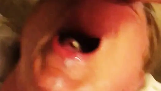 Nikki Suxxx делает курящий минет