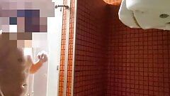 Un mec se branle dans la douche publique d'une salle de sport