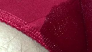 Zwilżanie tych czerwonych bawełnianych majtek dla dziewczynek