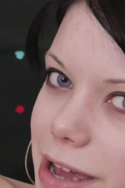 Κοντινό πλάνο αυνανισμού με μελαχρινή γκόμενα