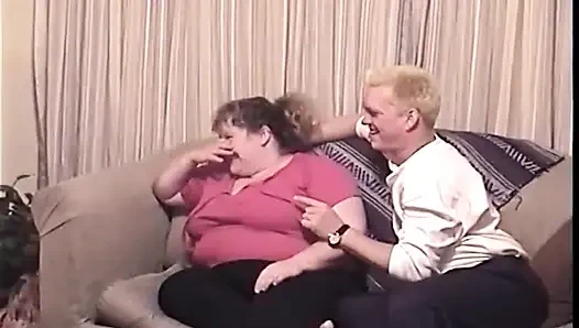 Tombul sarışın orta yaşlı seksi kadın birden fazla adam tarafından dölleniyor