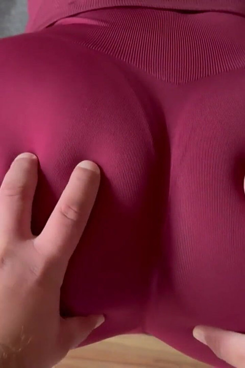 مؤخرة مثالية في بنطال تدريب رياضي