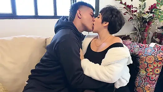 Aku ngajak adik tiri lak-ku ke kabin untuk ngentot habis-habisan di kabin