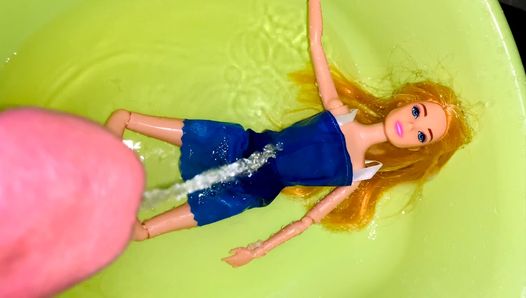 Pênis pequeno gozando e mijando em uma boneca Barbie - chuva dourada na boneca