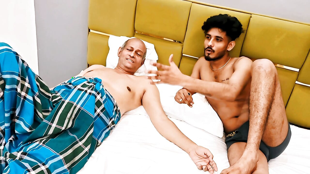 Desi trio video Stiefvader en stiefzoon hadden seks met de stiefdochter. Neuk har poesje Indische Hindi-audio