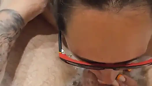 Перед взаимной мастурбацией в ванной, сексуальная жена обожает сосать хуй