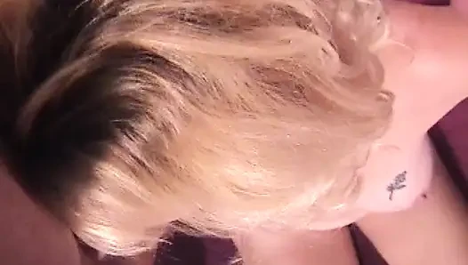 Orta yaşlı seksi kadın aynı anda iki yarağı birden kaldırabiliyor