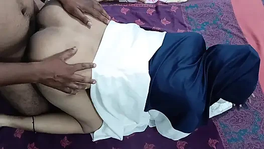 Девушку в хиджабе трахает ее сводный брат, когда она из колледжа