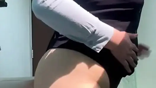 Sekretaris pantat montok dengan celana dalam thong melupas semua seragamnya dan masturbasi di kantor sampai muncrat