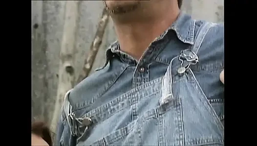 Красивых молодых возбужденных шлюшек трахнули и кончили в рот большие члены