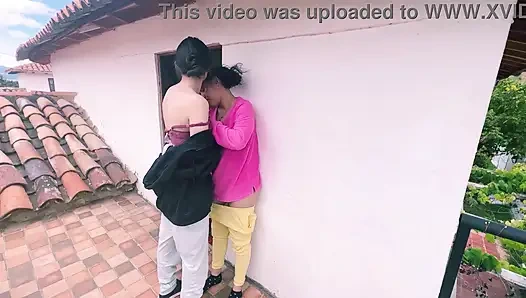 Mein Nachbar lädt mich ein, meine Muschi einzunässen