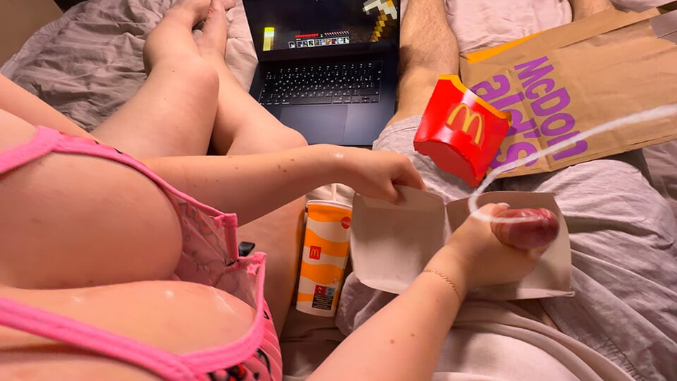 Niespodzianka w Mcdonald's Burger Box. Pluj na cycki podczas szarpania się