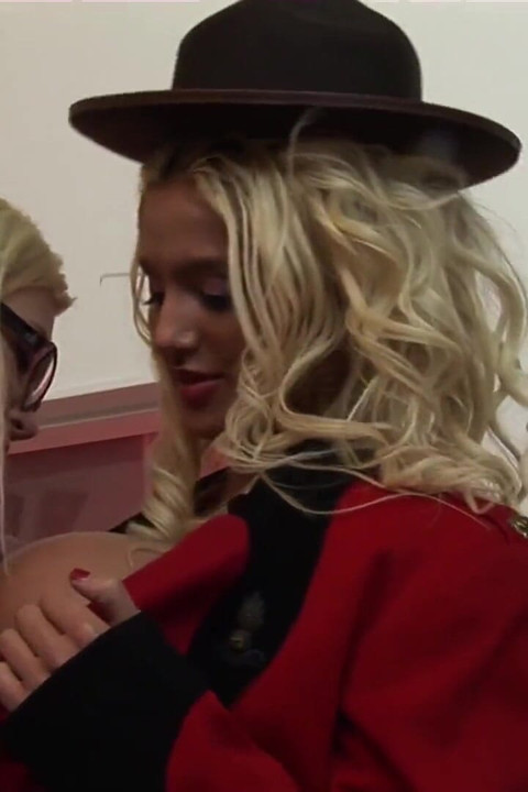 Prsata plavuša - Intenzivna trojka