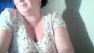 Oma laat haar grote borsten zien op webcam.