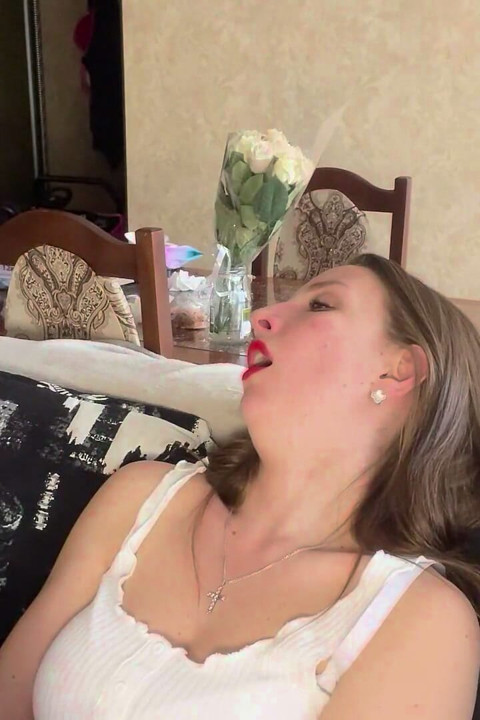 โชว์ Uvulia หุ่นฟิตของ Yawning