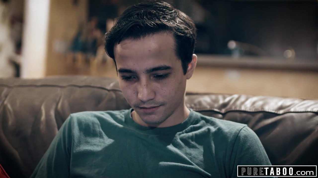 純粋なタブー嫉妬深い息子が継父を誘惑するために継母を誘惑する