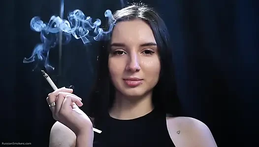 Элегантная Брюнетка Курит В Черном Наряде