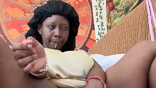 Cewek gemuk kulit hitam ini bangun pagi-pagi sambil ngentot dildo favoritnya