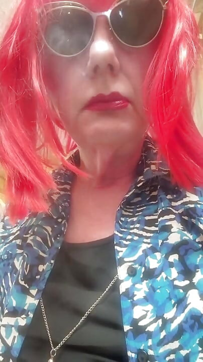 SMOKING VS120 MENTHOLS IN THE BATHROOM - PINK WIG, BLACK GLOVES