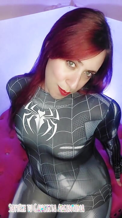 Spider-gauchi está de volta em ação! Você quer ver o que está sob meu super terno?