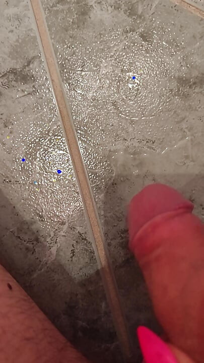 Pembe tırnaklarımla fışkırtıyor