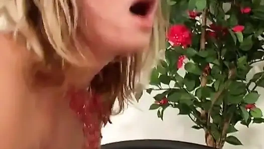 Seksi sarışın uzun bacaklarını açıyor ve amını yalıyor