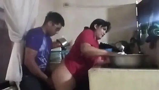 Трахаю горничную на кухне, когда моя жена в гостиной