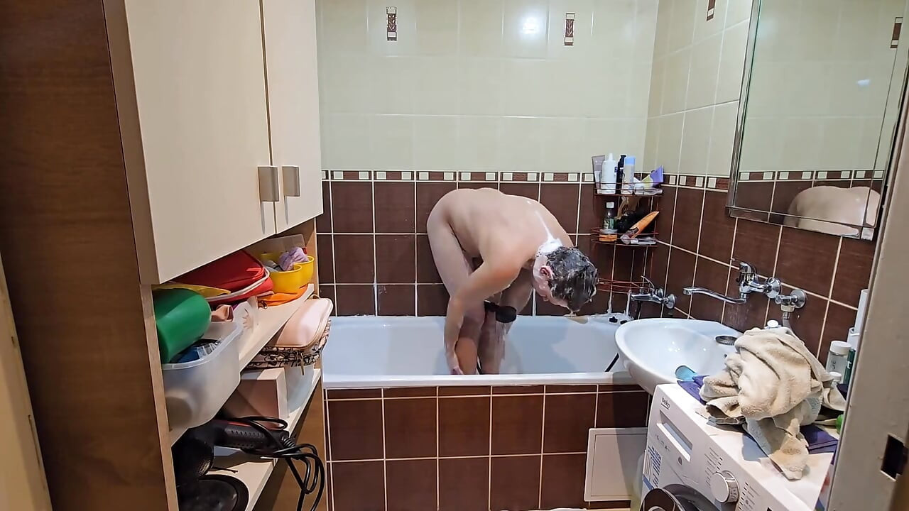 Ateşli su terapisi - kıllı adamın işten sonra özel duş zamanı
