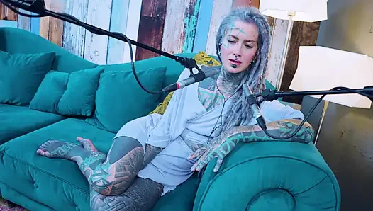 Ich spreche über J - Jelousy - ASMR podcast SFW spricht goth dünnes mädchen dreadlocks tattoo-model mit tinte mädchen