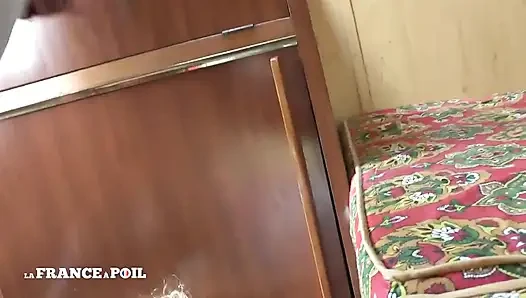 Die hübsche schwarze schlampe bekommt ihren arsch geritten und ihre muschi in einer karawane gesahnt