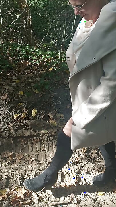 Jade shows off in the wood with the strangers