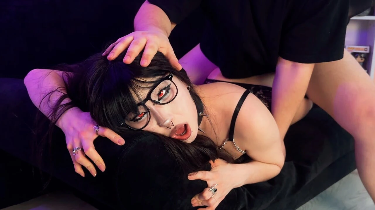 日本哥特青少年在第一次约会时被粗暴内射和口交