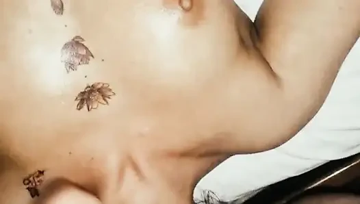 Pelacur mungil ini tahu caranya nyepong kontol