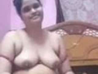 Desi pokazuje swoje wideo z aplikacją na duże piersi