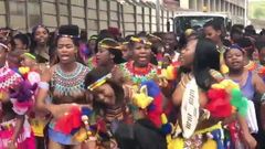 Baile grupal de chicas africanas en topless en la calle