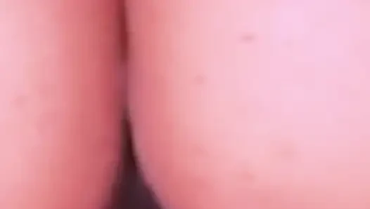 Sert zıplıyor! Çılgın bir şekilde sert üyesine biniyor.