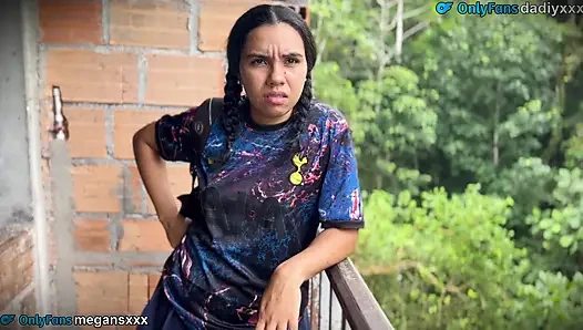 Крестьянка с задницей приходит ко мне домой в поисках работы.