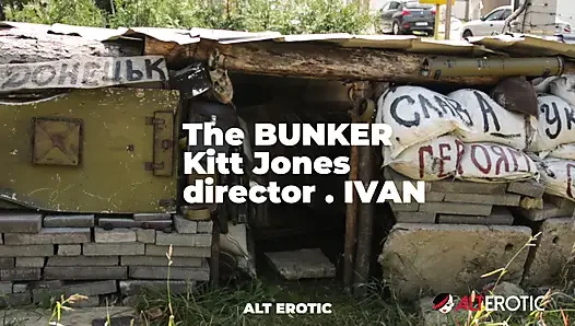 Tätowierte blonde kitt jones kommt mit einem retro-spielzeug aus