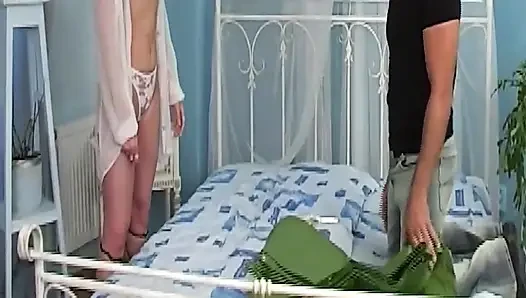 Блондинка принимает красную игрушку глубоко в хардкорный анал
